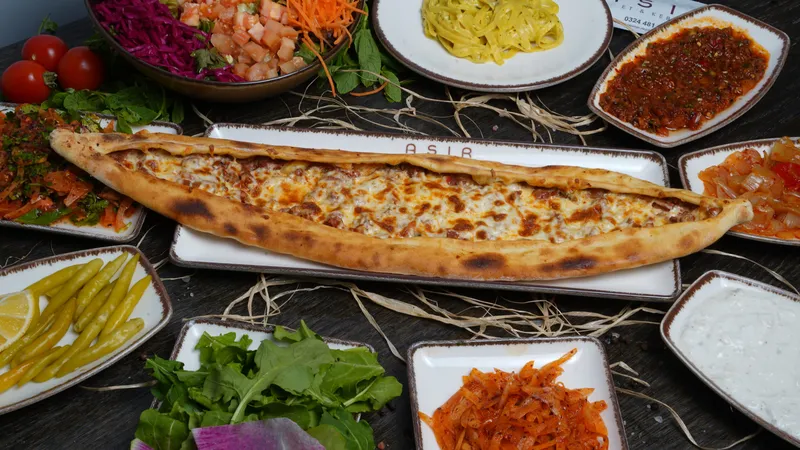 Sucuklu Kaşarlı Pide